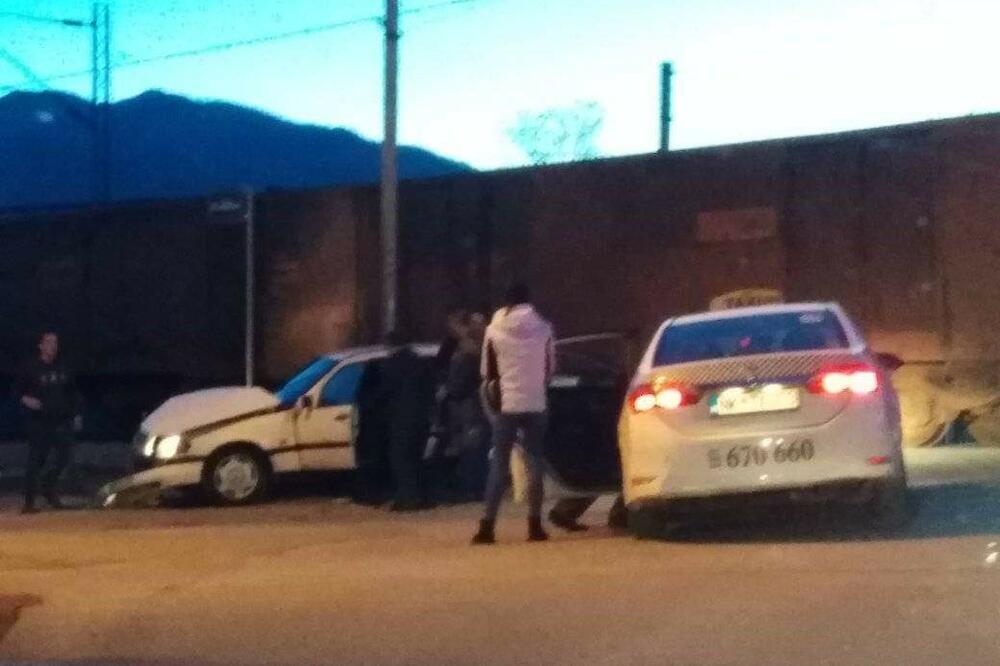 U Nikšiću sudar voza i dva automobila: Dvije osobe povrijeđene