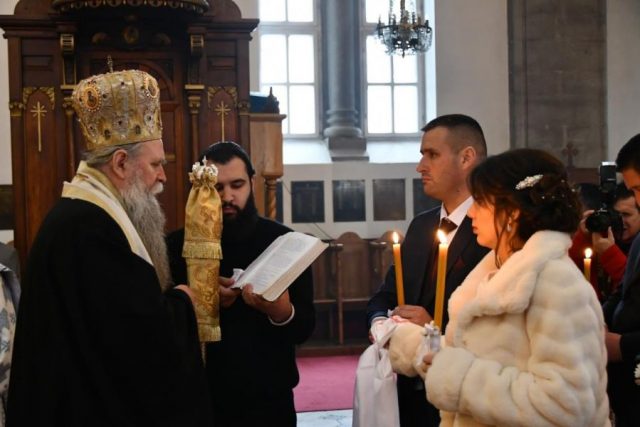 Mitropolit Joanikije vjenčao Andrijanu i Miroslava Koprivicu koji je 2020 odbio da ruši konak na Briskoj Gori
