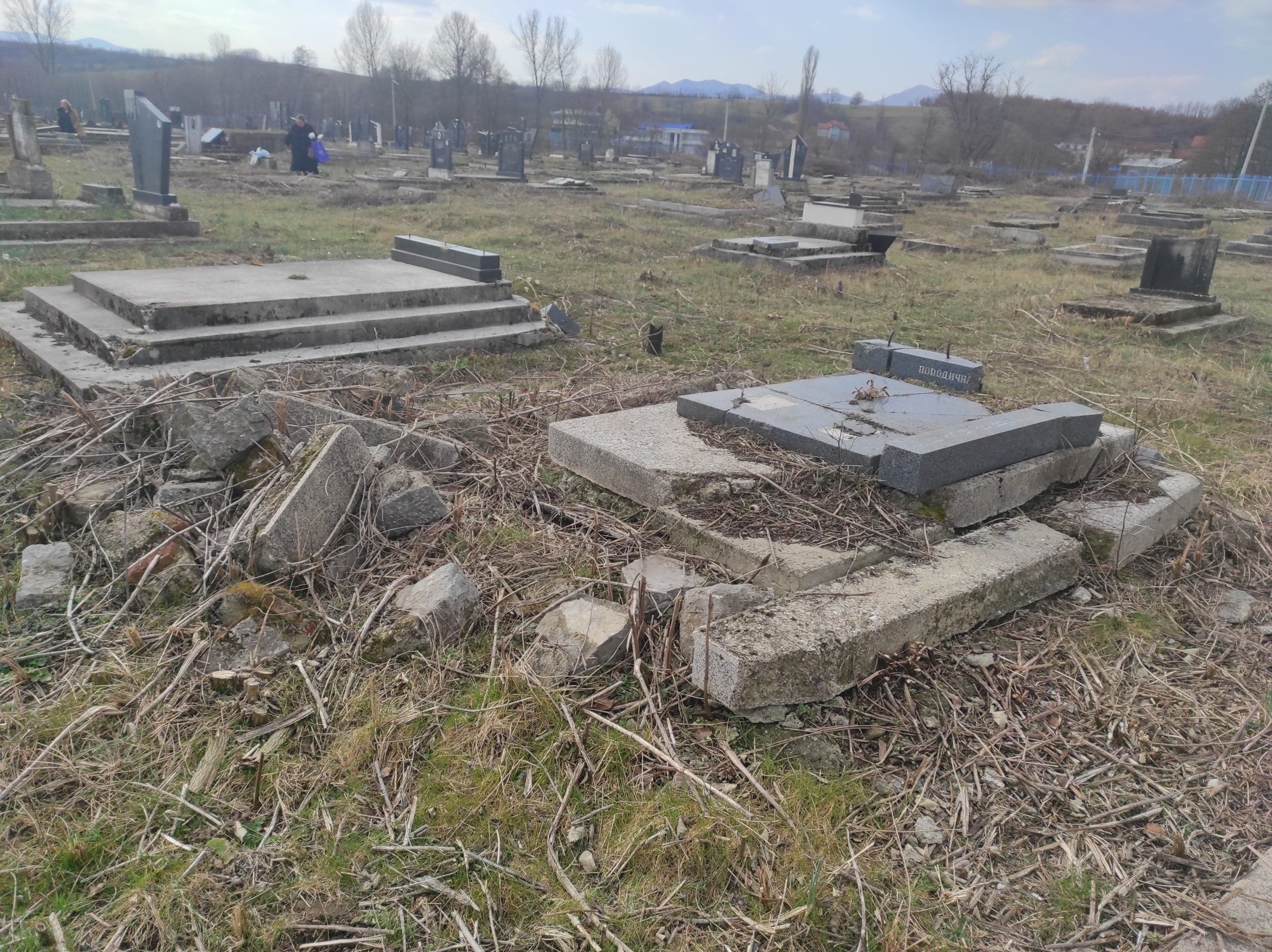 Predsjednik opštine Đakovica posjetio polomljeno srpsko groblje nakon sedam godina: Ne odričemo se grobova naših predaka