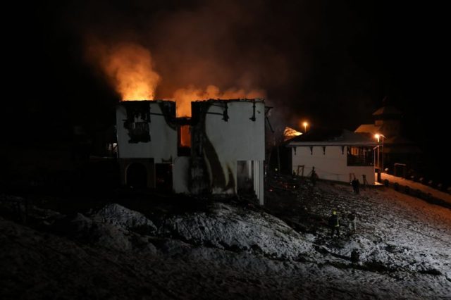 Sinoć gorio konak u manastiru Svete Trojice kod Ljubovije, izgoreli sprat i potkrovlje konaka