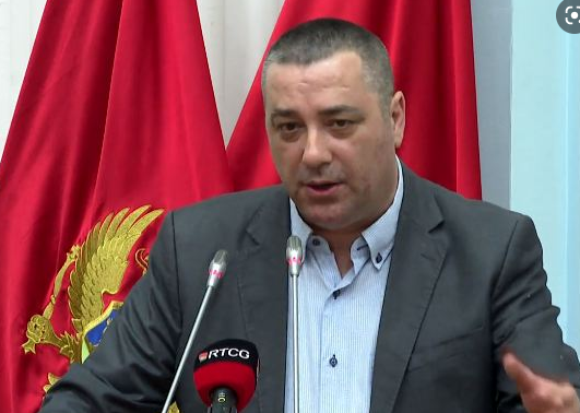 Ko o čemu: Adžiću se opet priviđaju četnici