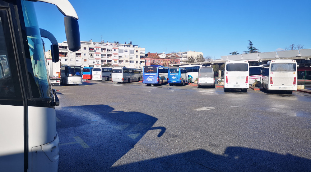 Vlada odlučila: Prevoznicima 500 evra po autobusu