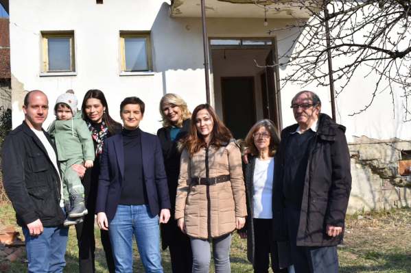 Brnabić, Vujović i Kisić Tepavčević obišle mladi bračni par Lalić: Danas mnogi pobjegnu u gradove a nisu svjesni koliko blago pruža selo