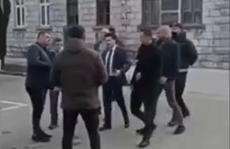 Abazović u Nikšiću prišao demonstrantima i sa njima skandirao „Izdaja“ i „Uzeo si pare Dritane“