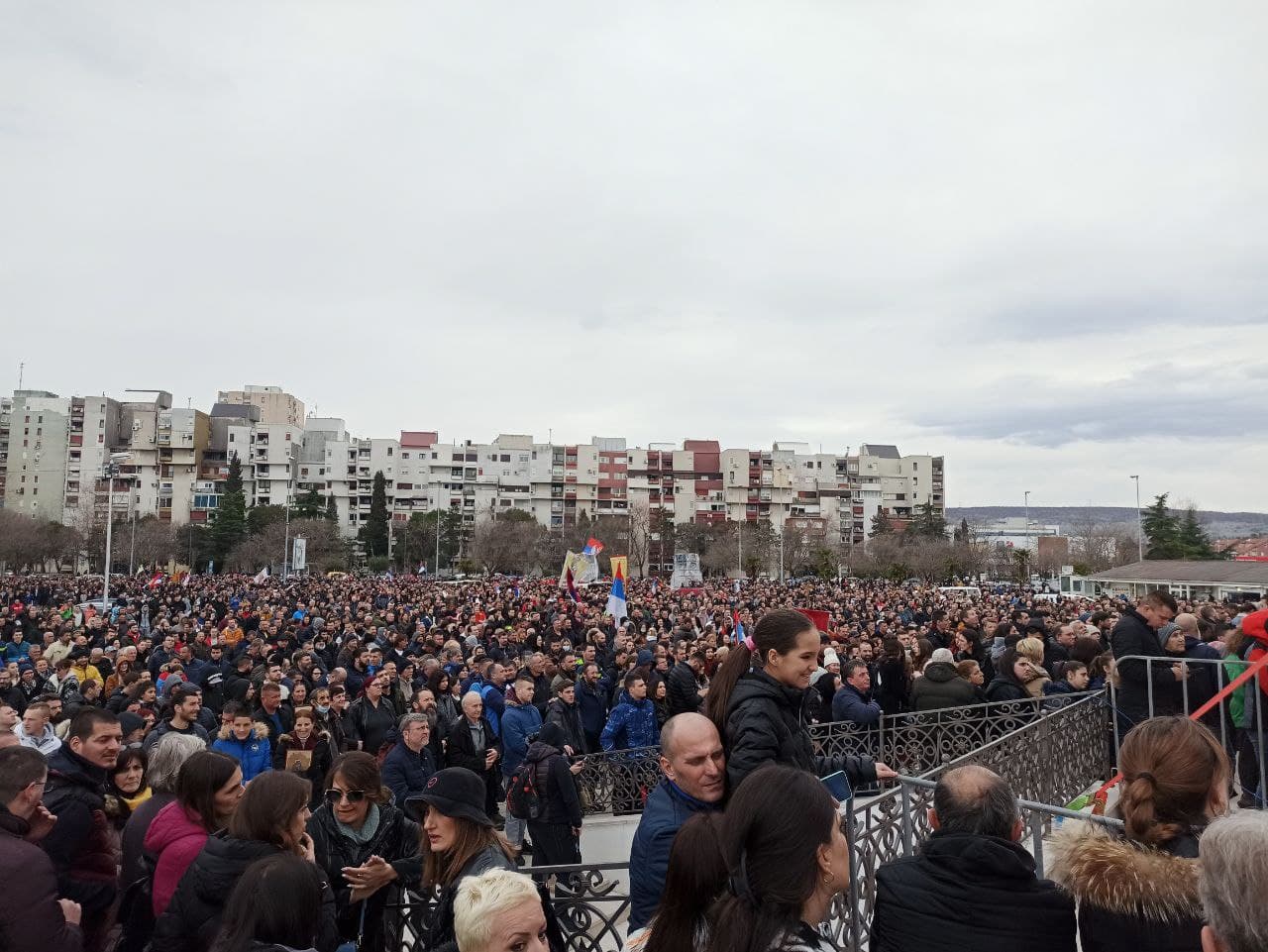 Litija povodom praznika Svetog Simeona Mirotočivog u Podgorici: Uz Crkvu veliki broj vjernika, kao i funkcioneri DF-a! (FOTO)