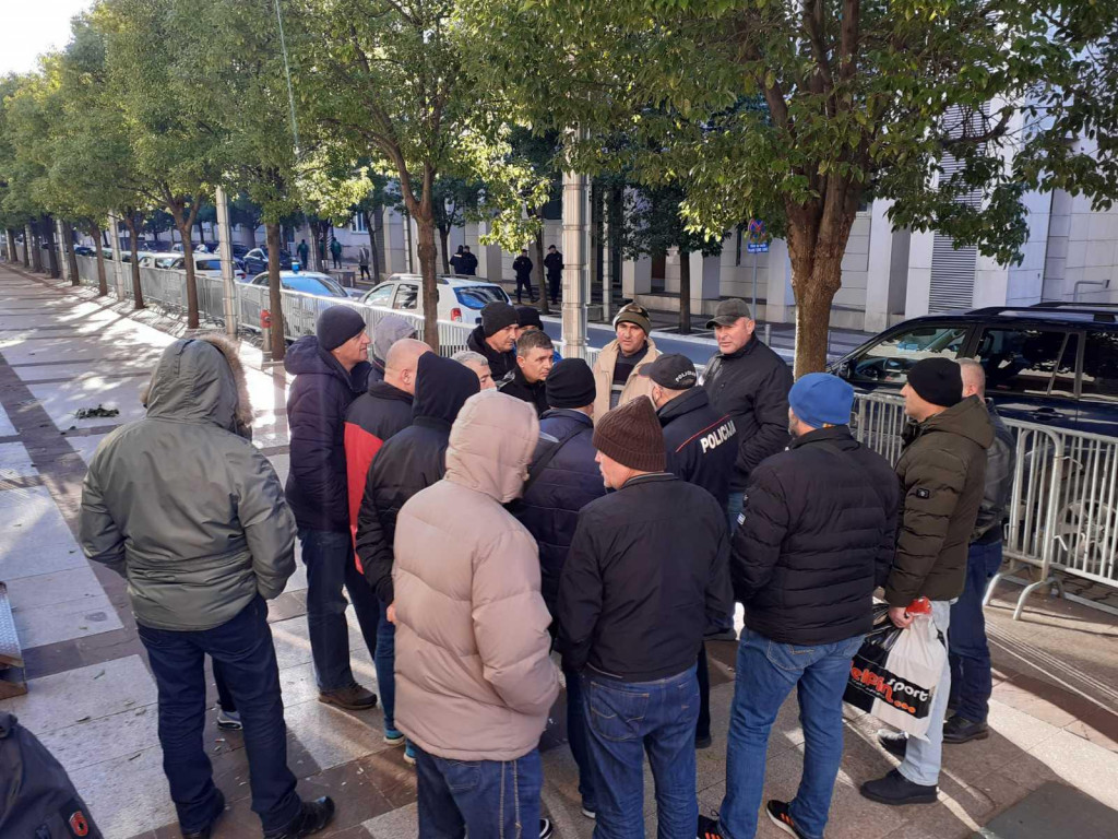 Radnici KAP-a se okupili ispred zgrade Vlade, čekaju da ih primi Abazović