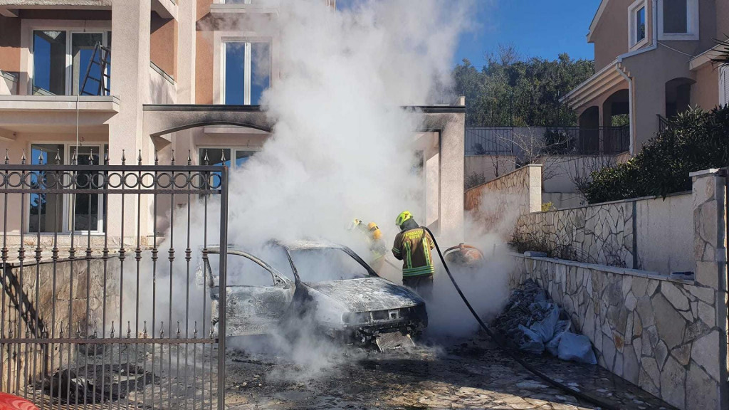 U Kotoru: U selu Bigovu izgorio automobil