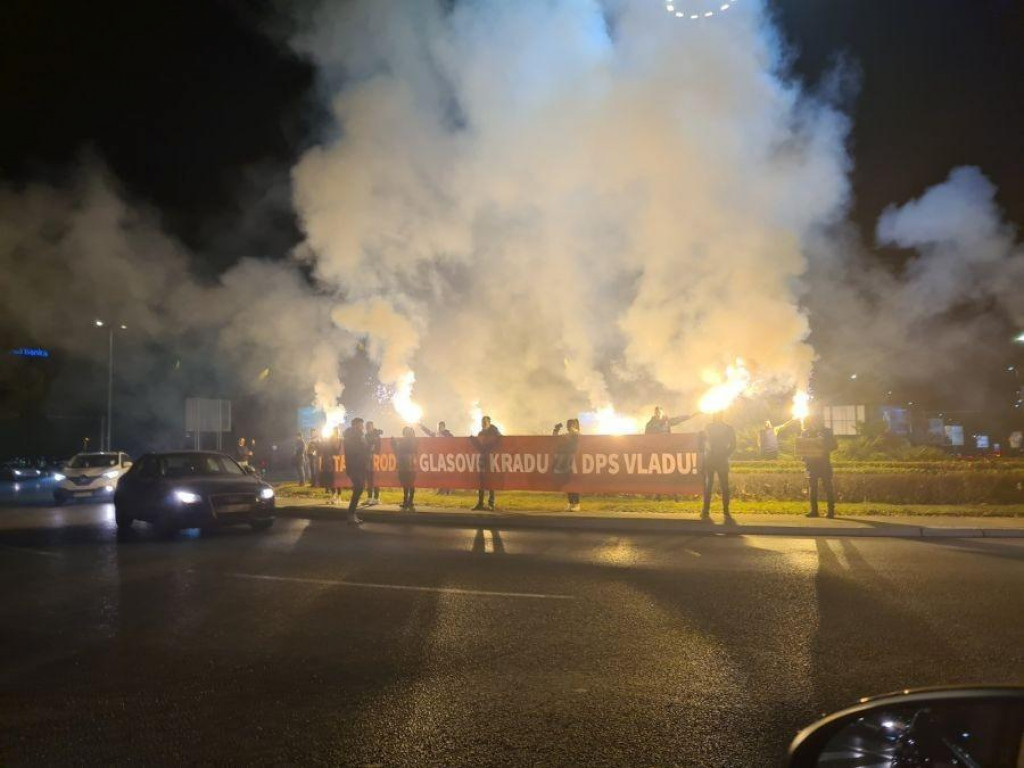 U Podgorici večeras grupa građana protestovala protiv manjinske vlade