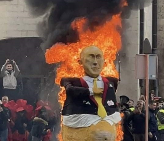 Zimski karneval u Kotoru: Demokrate spaljuju lutku koja podsjeća na Putina?