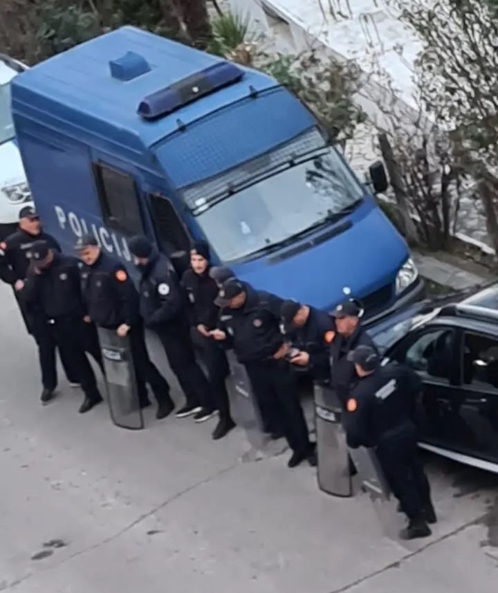 Glavni odbor SNP-a pod policijskom opsadom: Policija opkolila sjedište SNP-a i izvadila štitove!