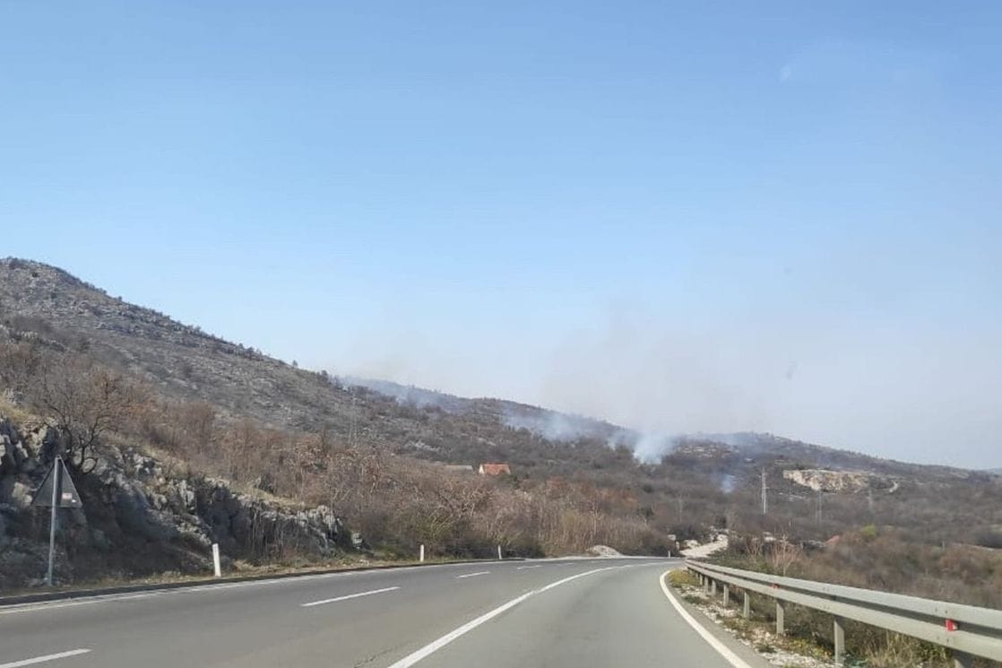 Veći požar u mjestu Šteke: Gašenje teško, vjetar prenosi vatru