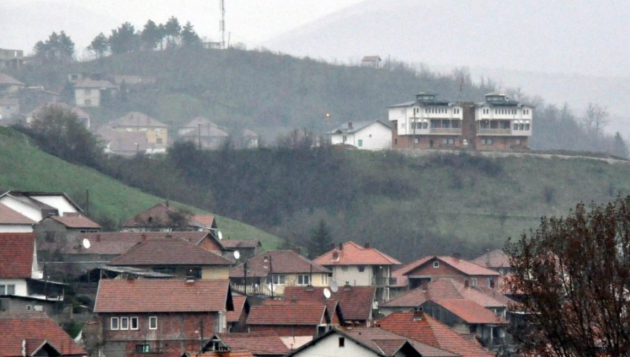 Srpski narod na KiM suočen sa antisrpskom histerijom i napadima: Vandali razbili vrata škole