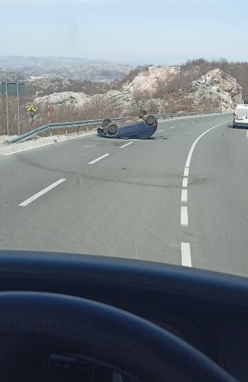 Na magistralnom putu Cetinja-Budva prevrnulo se vozilo, ima povrijeđenih