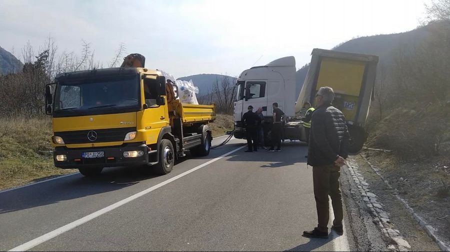 Na magistralnom putu Podgorica-Kolašin: Vozač izgubio kontrolu nad kamionom