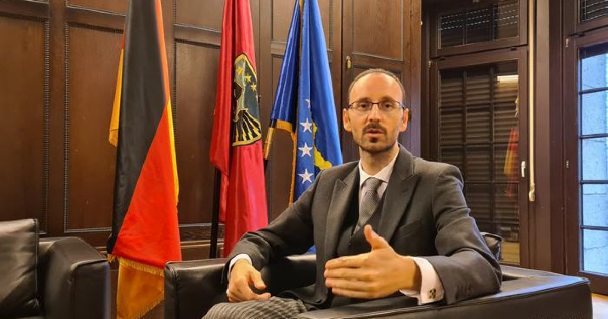 Sramna izjava ambasadora lažne države: Srpske crkve na Kosovu su bile albanske, borci OVK štitili Dečane u martu 2004.