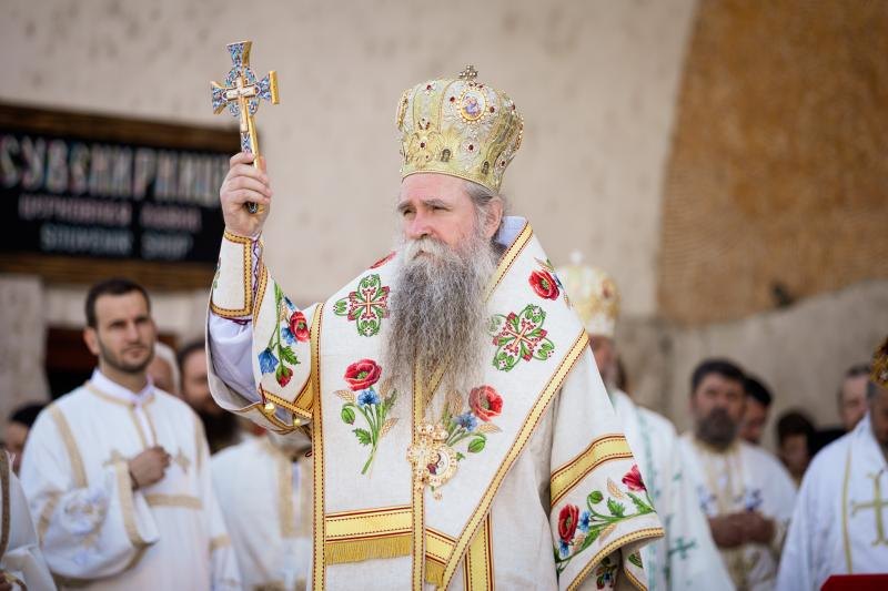 Mitropolit Joanikije sa sveštenstvom: Mitropolija već deseti dan prikuplja pomoć za područja zahvaćena ratom u Ukrajini!