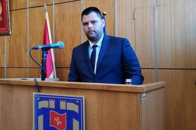 Gradonačelnik Nikšića na udaru dukljanskog fanatika: Izvjesni Jovan Đurović sramno izvjeđao Kovačevićevo dijete i majku! (FOTO)