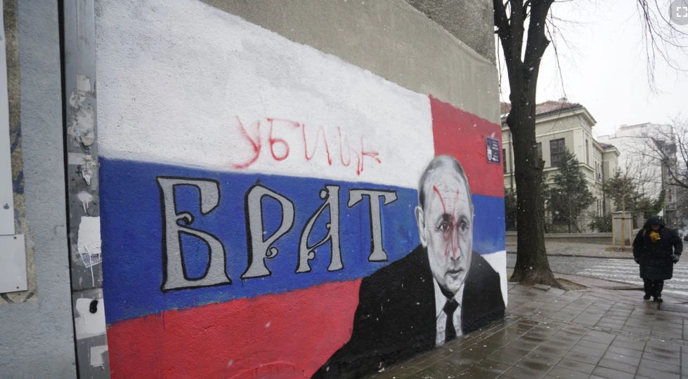 Beograd: Na muralu predsjednika Rusije Vladimira Putina dopisano „ubica“