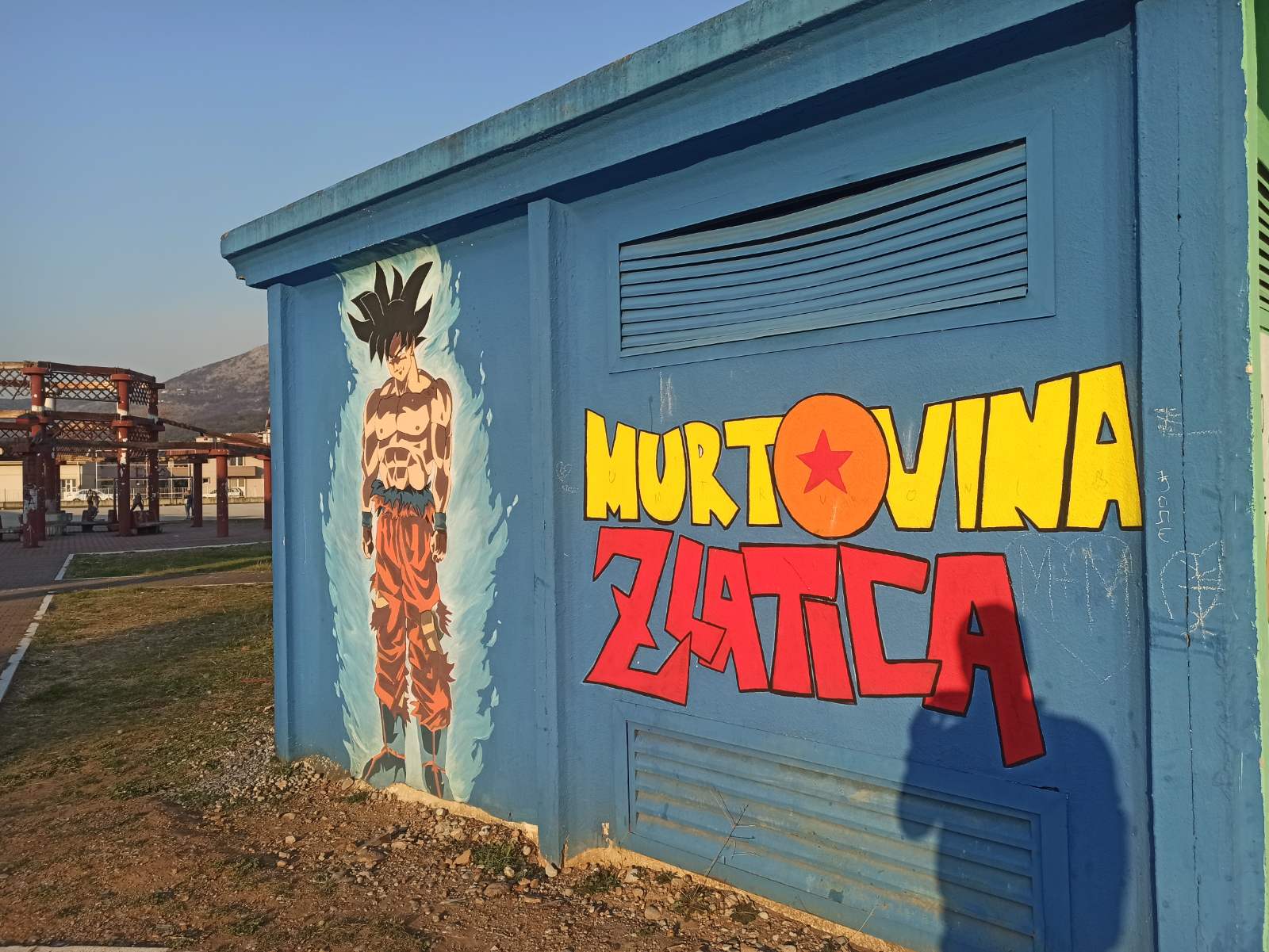 Zlatica u muralima: Živopisnim bojama Hristina oslikala našu sumornu zbilju!