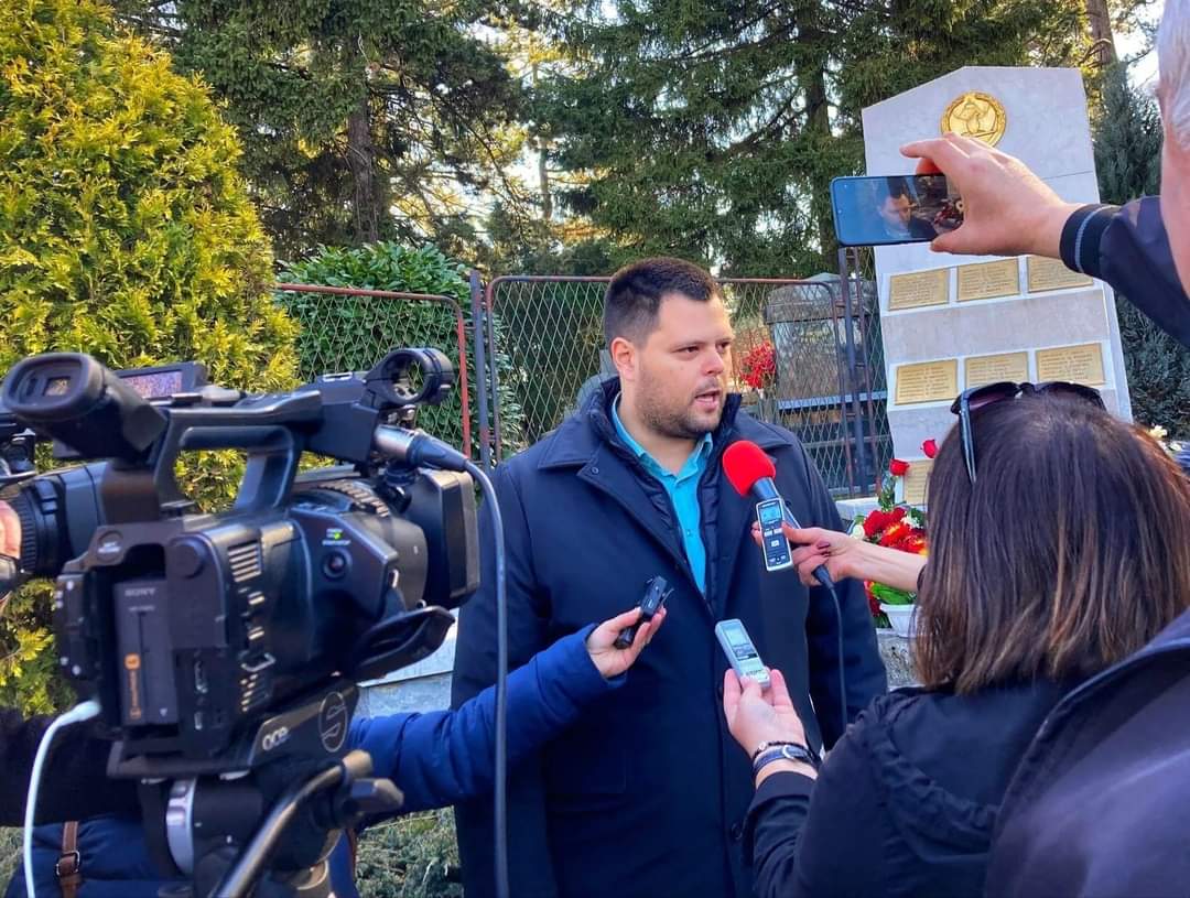 Predstavnici opštine Nikšić položili vijenac palim borcima devedesetih