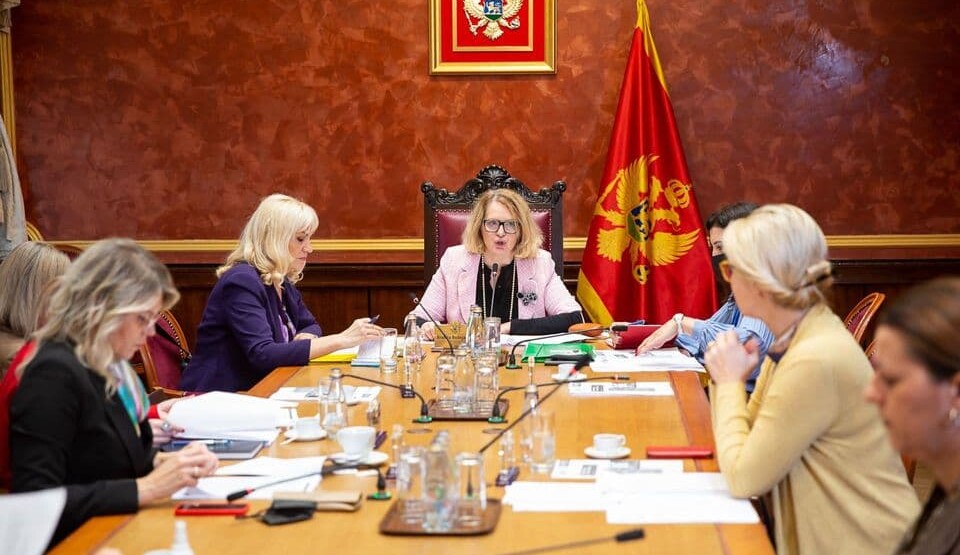 Ženski klub Skupštine: Milatović diskriminatorskom mjerom svodi žene samo na reproduktivnu funkciju