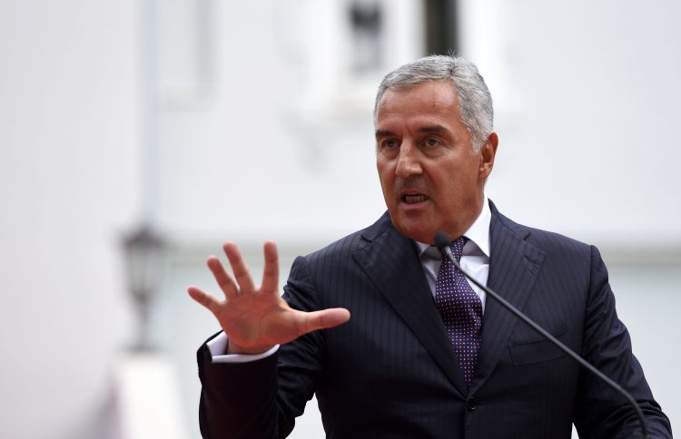 Apsurd današnjice: Đukanović posle trideset godina bijega od ruke pravde drži predavanje studentima prava!