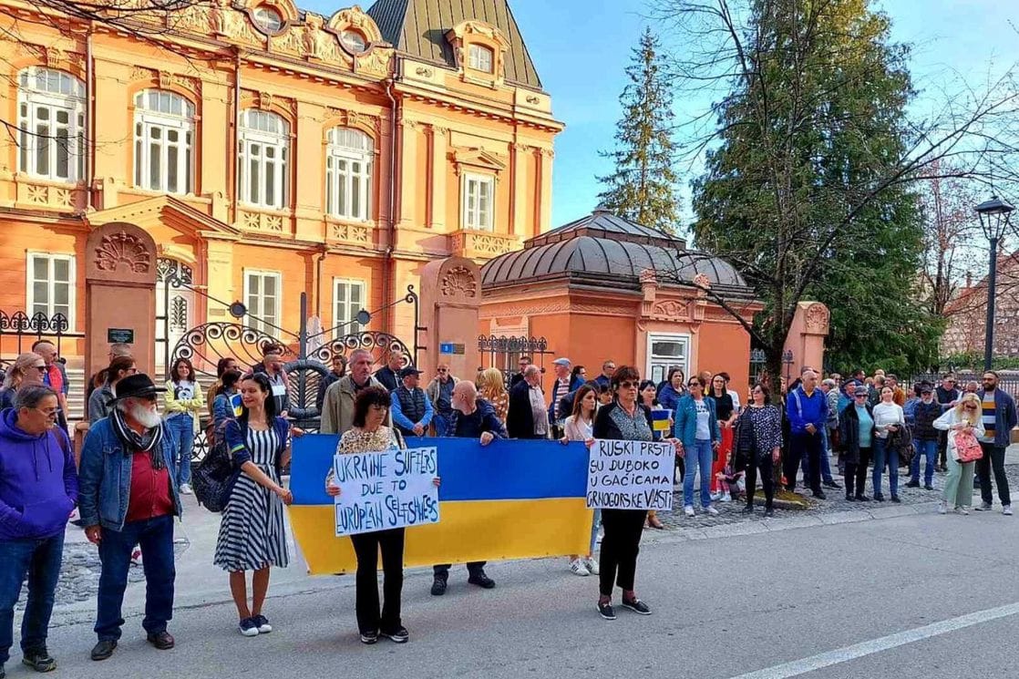 Nastavljaju se časovi fašizma na otvorenom: Nadahnuti ukrajinskim heroizmom, 40-ak Cetinjana dokazalo predodređenost za likovnu umjetnost i crni humor!
