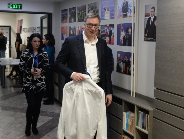 Vučić stigao u centralu SNS, očekuje se njegovo obraćanje tokom noći