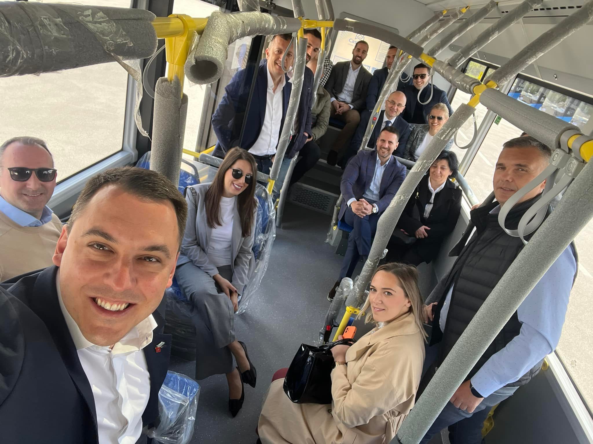 Surova realnost Podgorice: Gradonačelnik Ivan Vuković se u 21. vijeku hvali ni manje ni više nego – autobusom!