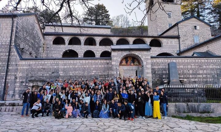 „Vijesti“ i RTCG slijepi za napadanje djece na Cetinju: Osim prenošenja šturih saopštenja na ovim portalima bez ijednog kritičkog osvrta koji osuđuje napadanje djece