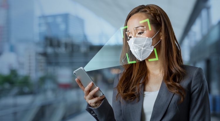 Apple omogućio korisnicima da otključaju telefon i kada nose masku