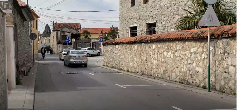 Jednosmjerna ulica u Staroj Varoši ipak nije rješenje za pješake: Umjesto trotoara ucrtana parking mjesta!