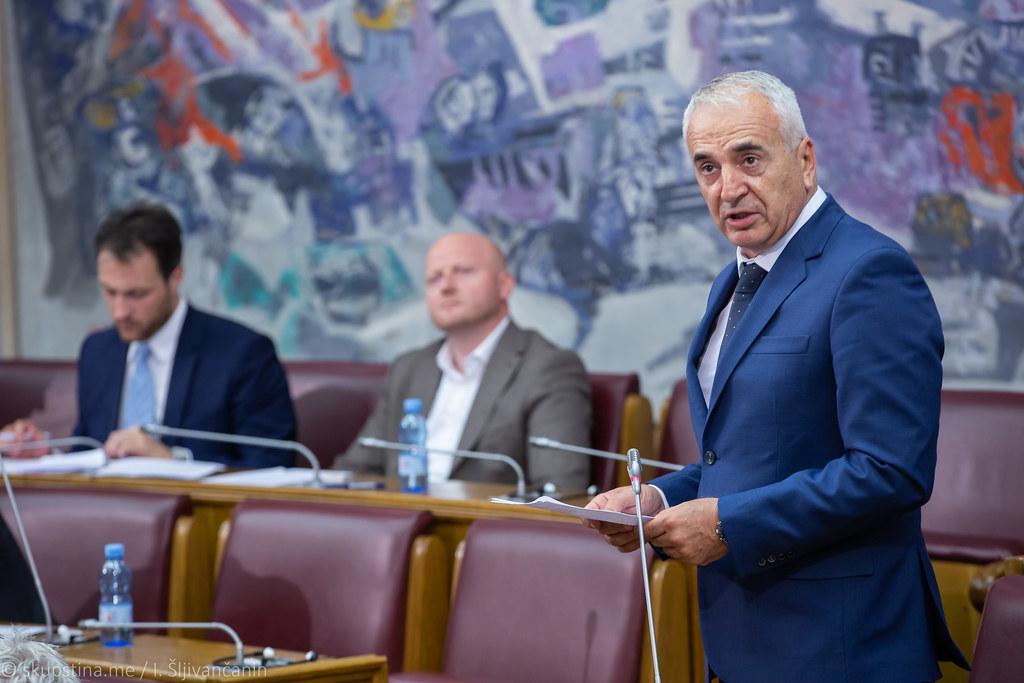Đurović (DF) posjetio škole u Baru koje su dobile prijeteće poruke o postavljenim bombama: „Najvažnije je djecu bez panike sprovesti njihovim kućama“