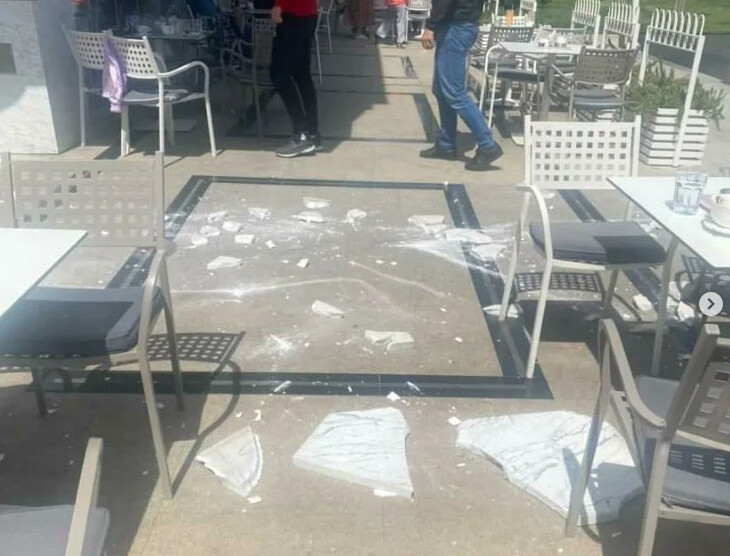 U Ulici Džordža Vašingtona pala fasada u baštu kafića