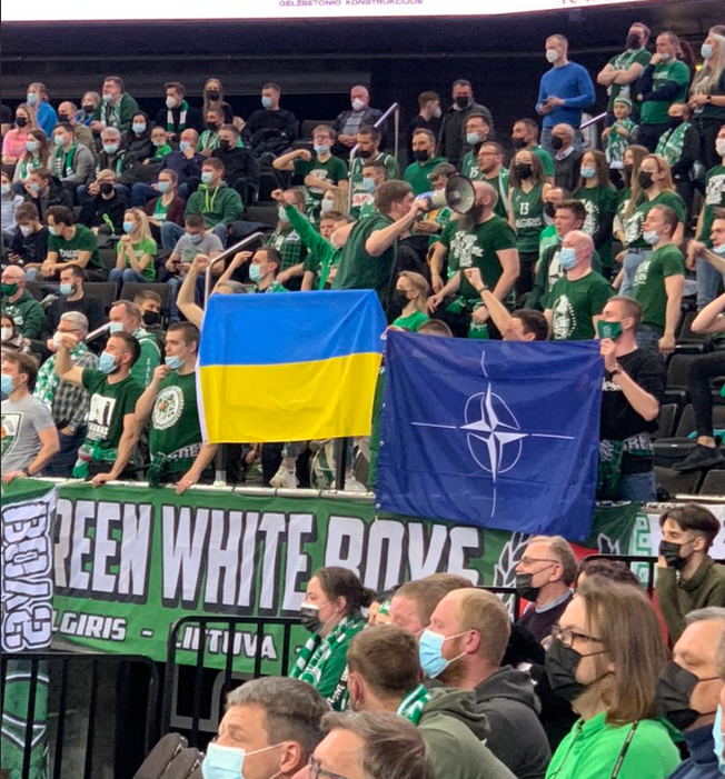 Skandal obilježio meč Evrolige između Crvene zvezde i Žalgirisa: Litvanci pogrdnim skandiranjem i NATO zastavom provocirali i vrijeđali Srbe!(FOTO)(VIDEO)