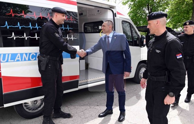 Vulin proveo Vaskrs sa pripadnicima SAJ-a: Oni rade i praznicima da bi mi mogli mirno da živimo