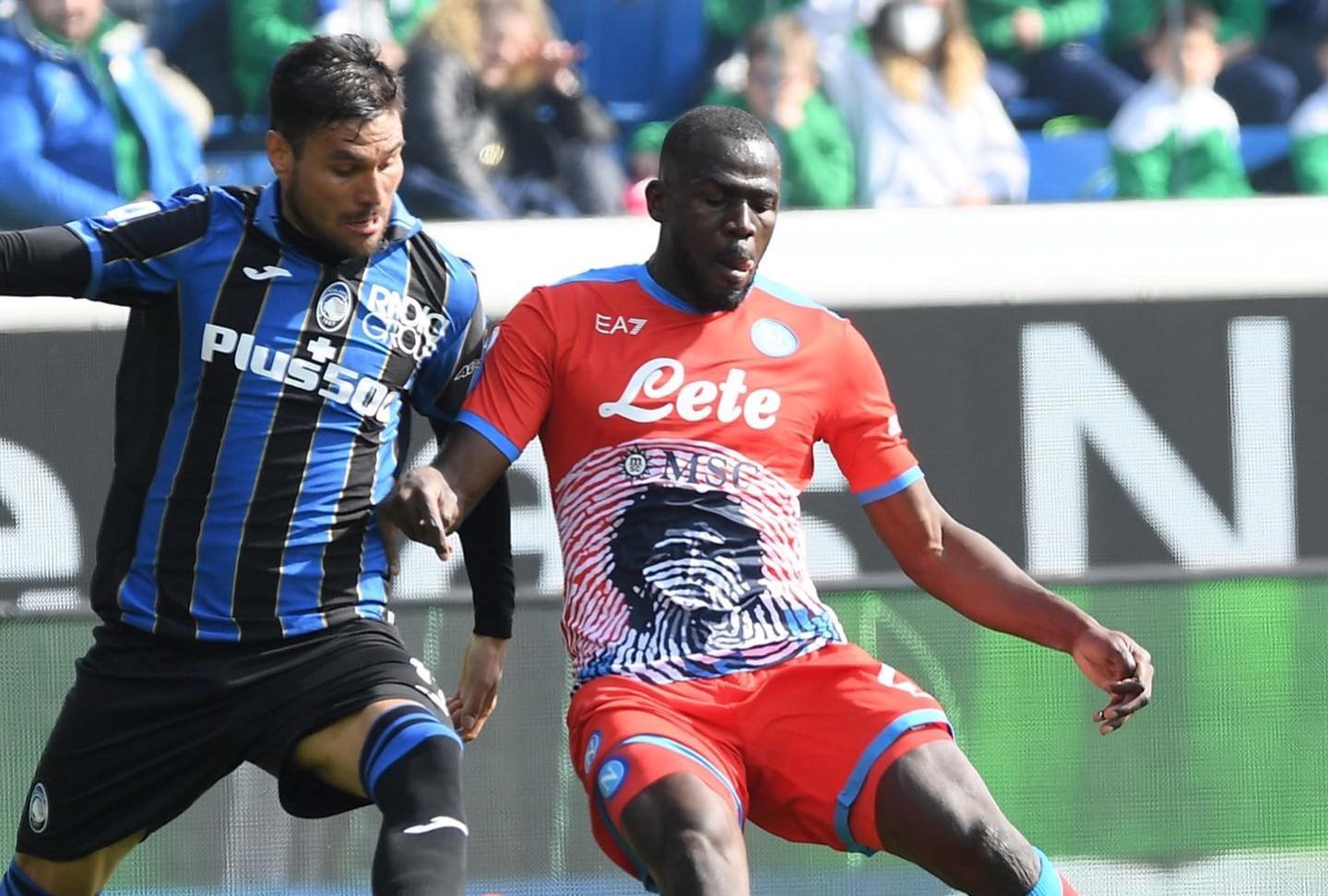 Napoli ne postustaje, petarda Udinezea