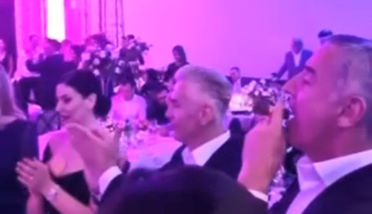 Manjinska Vlada ga ne pogađa: Đukanović puši tompus i pjeva sa ortacima dok građani jedva sastavljaju kraj sa krajem! (VIDEO)
