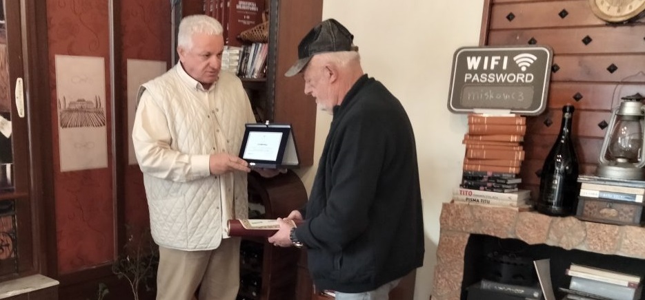 Predsjednik Udruženja novinara Crne Gore Tihomir Burzanović uručio spomenicu Savu Gregoviću