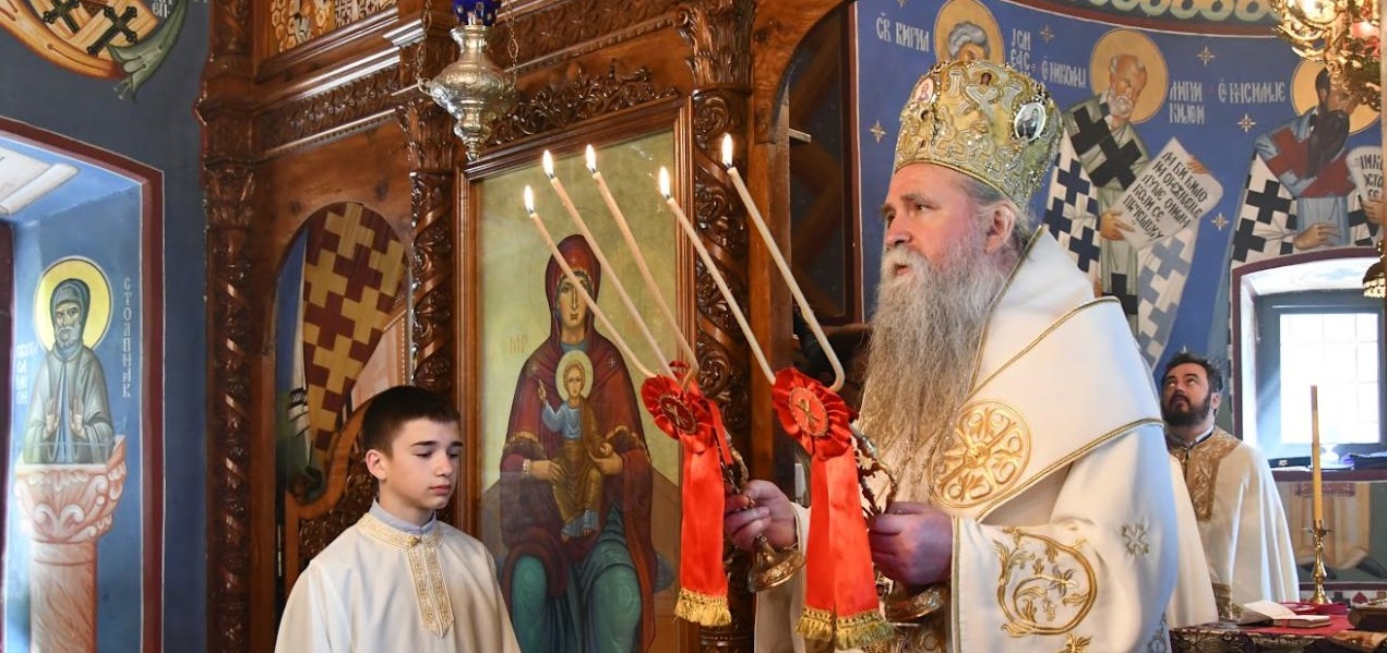Mitropolit Joanikije: Sastradavajući sa Hristom potpuno se preporađamo i očišćujemo od naših grjehova