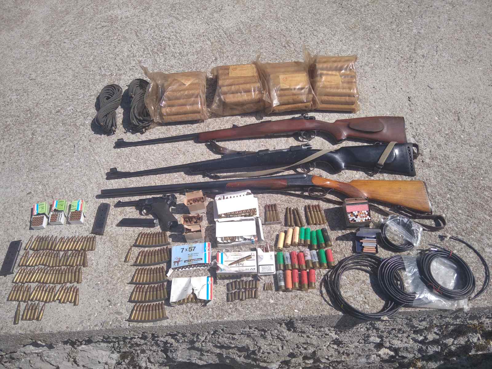 Podgorica: Uhapšena jedna osoba; Pronađena velika količina oružja