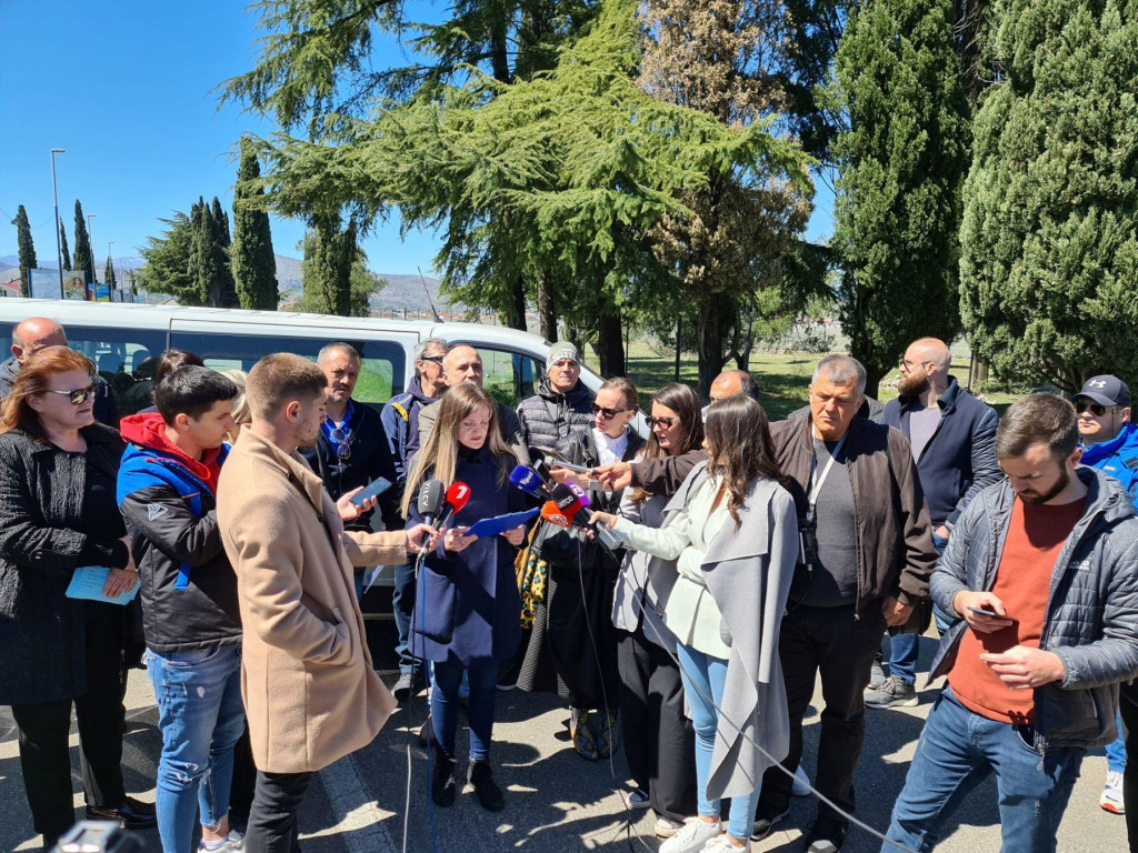 Bivši radnici Montenegro Airlines-a blokirali saobraćajnicu ka aerodromu