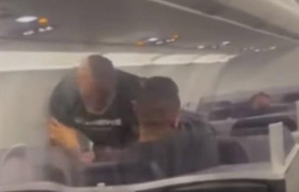 Incident na letu: Majk Tajson napao putnika u avionu (VIDEO)