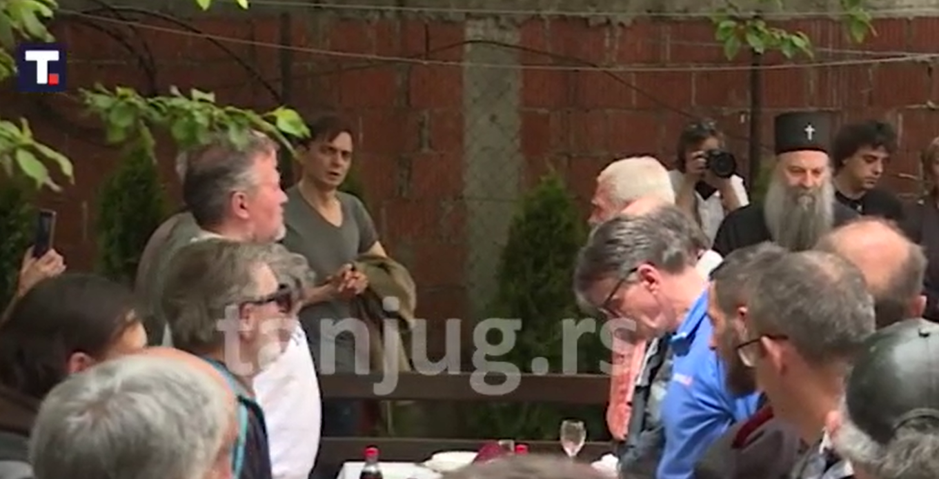 Patrijarh Porfirije proveo Vaskrs na ručku sa beskućnicima: Vaskrs slavimo jer smo shvatili da tama nema poslednju riječ