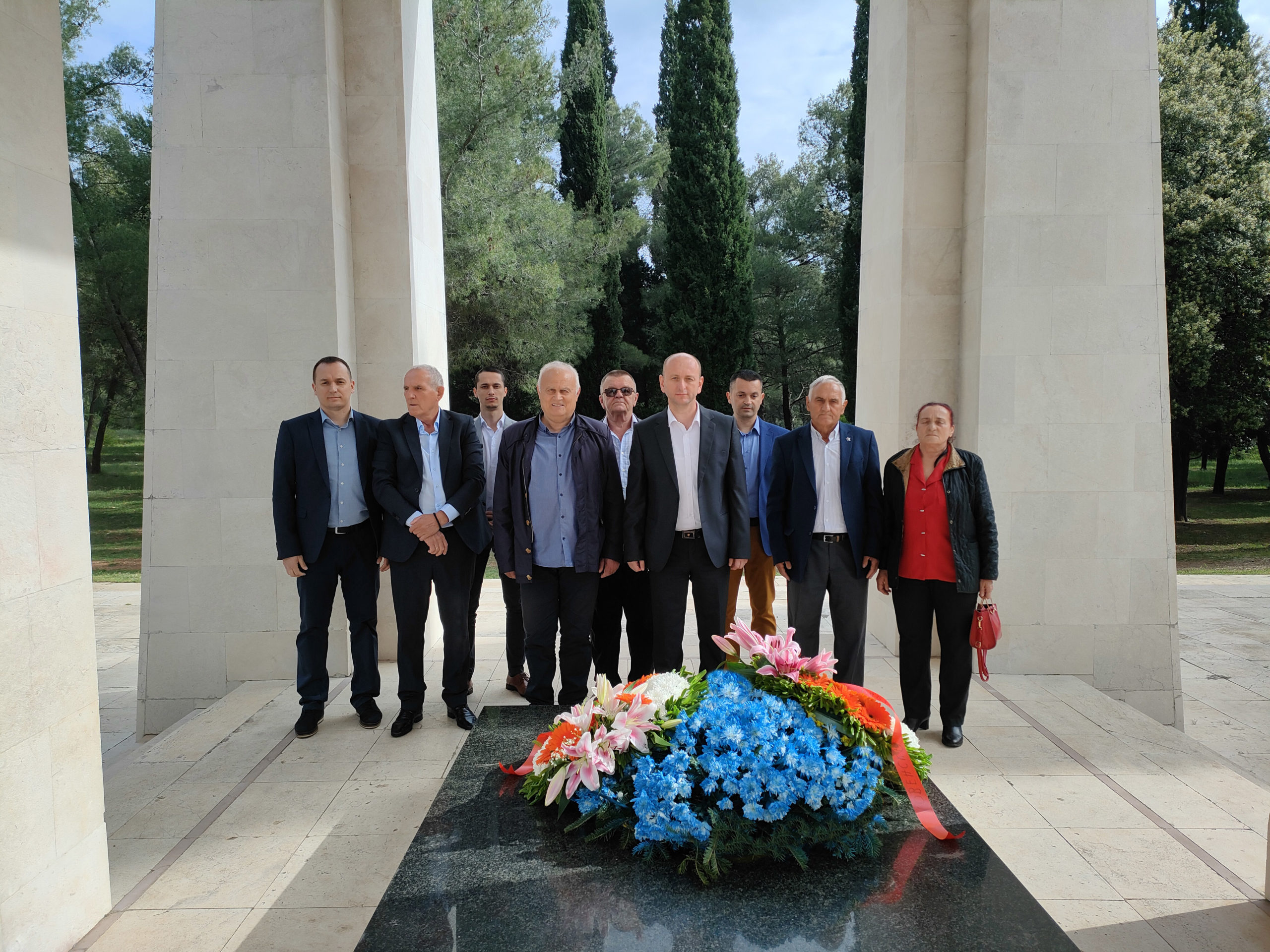 Delegacije DNP-a i Jugoslovenske komunističke partije položile vijence na spomenik „Partizanu – borcu“