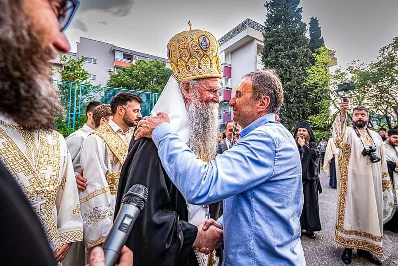 Mitropolit Joanikije odlikovao porodicu pokojnog Halita Đečevića