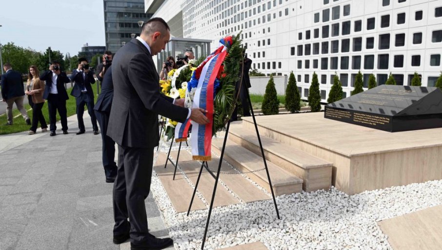 Srbija pamti: Vulin položio vijence na mjestu gdje su NATO bombe ubile kineske novinare