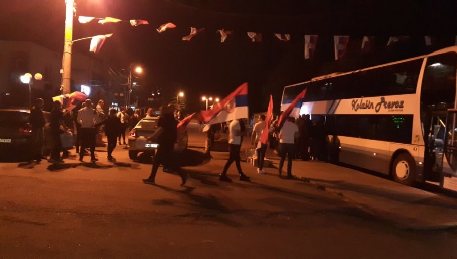 Srbi sa Kosmeta krenuli da daju podršku u Beogradu: „Dok je Vučića biće i nas“ (FOTO)