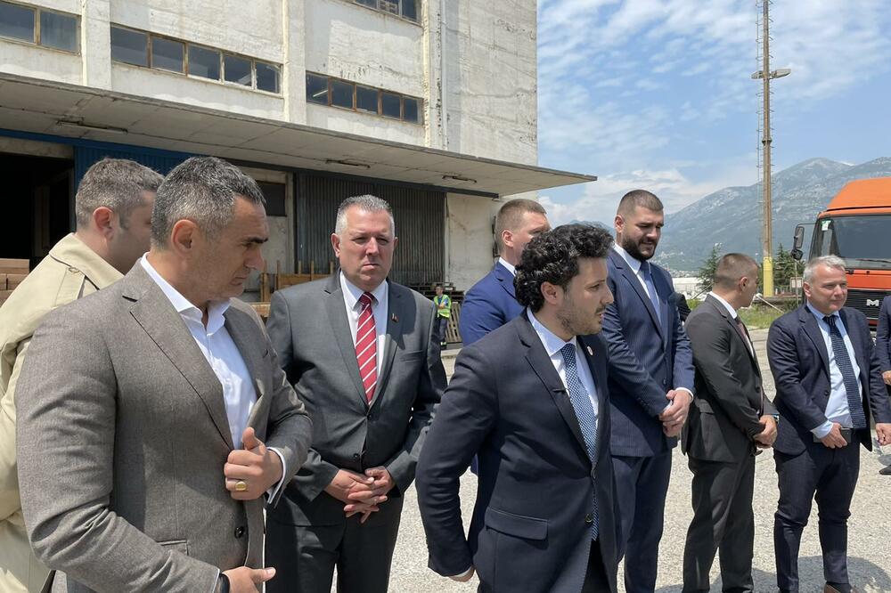 Abazović u posjeti Slobodnoj zoni: Šverc cigareta preko Luke Bar je klinički mrtav