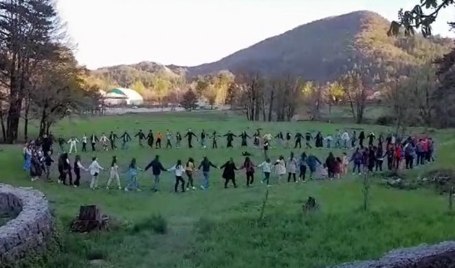 Provokacije Darka Šukovića ne staju: Tvrde da djeca na Cetinju nisu bila kamenovana već edukovana, iako su oštećenja na autobusu vidljiva! (FOTO)